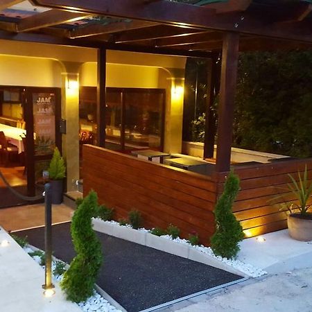 Villa Cezar Kastel Luksic Bagian luar foto