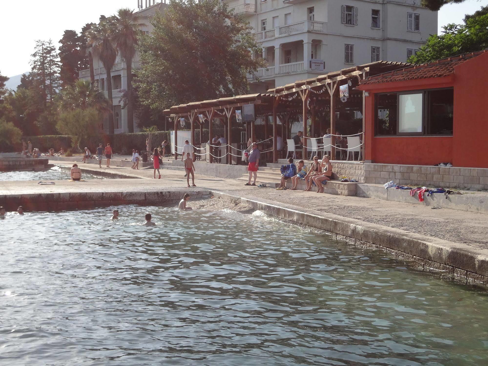 Villa Cezar Kastel Luksic Bagian luar foto