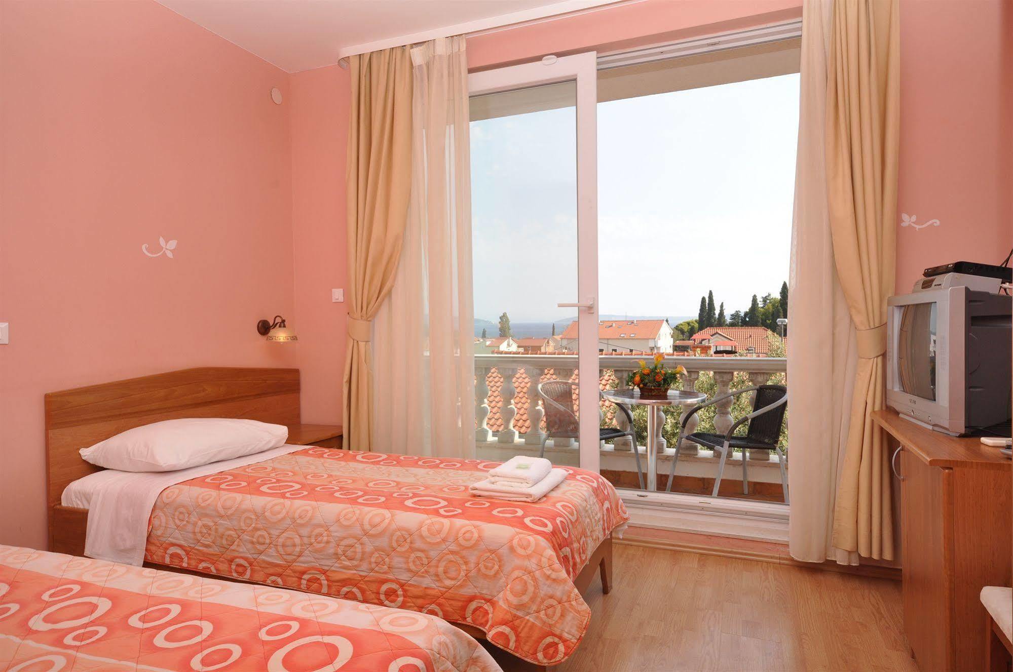 Villa Cezar Kastel Luksic Bagian luar foto