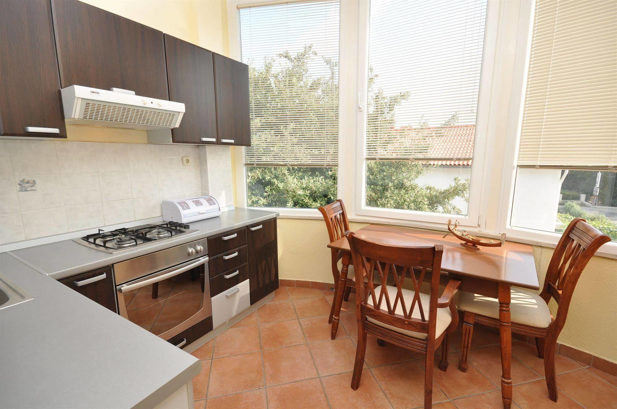 Villa Cezar Kastel Luksic Bagian luar foto